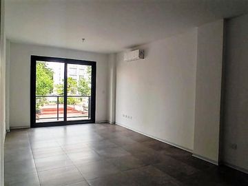 1 AMB. DIVISIBLE EN VENTA, ESCALADITA. EDIFICIO CON SUM,PISCINA,SOLARIUMY LAUNDRY. APTO CREDITO.