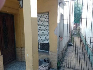 CASA CON DEPTO EN PLANTA ALTA A REFACCIONAR, A METROS DE AV SARRATEA, BUENA UBICACION.