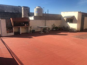 Venta casa con depósito y local. Lote de 31 de frente x 18