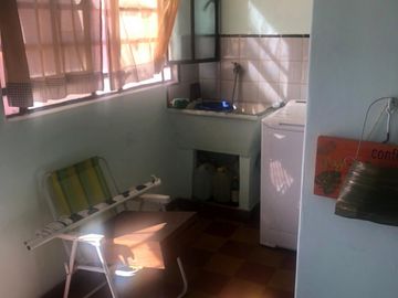 Venta casa con depósito y local. Lote de 31 de frente x 18