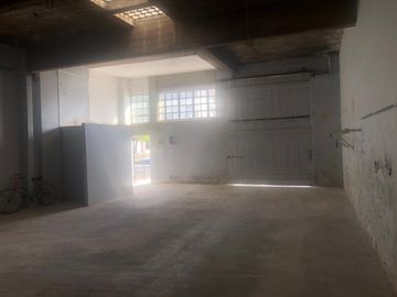 Venta casa con depósito y local. Lote de 31 de frente x 18