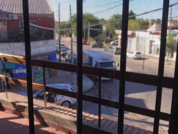 CASA EN MUY BUEN ESTADO SOBRE AVENIDA PRICIPAL.