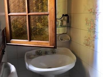 CASA EN MUY BUEN ESTADO SOBRE AVENIDA PRICIPAL.