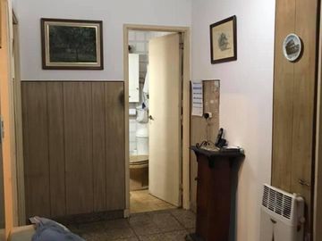CASA EN MUY BUEN ESTADO SOBRE AVENIDA PRICIPAL.