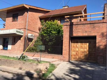 CASA EN MUY BUEN ESTADO SOBRE AVENIDA PRICIPAL.