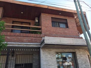 CASA EN MUY BUEN ESTADO SOBRE AVENIDA PRICIPAL.