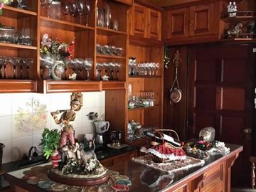CASA EN MUY BUEN ESTADO SOBRE AVENIDA PRICIPAL.