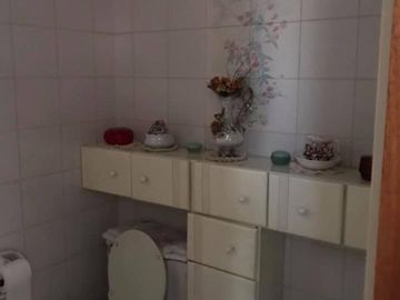 CASA EN MUY BUEN ESTADO SOBRE AVENIDA PRICIPAL.