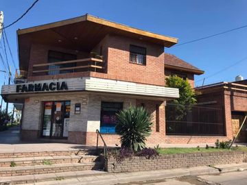 CASA EN MUY BUEN ESTADO SOBRE AVENIDA PRICIPAL.