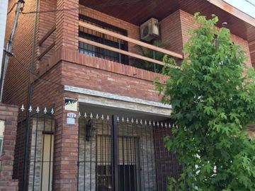 CASA EN MUY BUEN ESTADO SOBRE AVENIDA PRICIPAL.