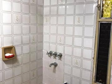 CASA EN MUY BUEN ESTADO SOBRE AVENIDA PRICIPAL.