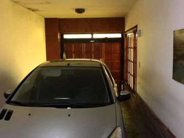 CASA EN MUY BUEN ESTADO SOBRE AVENIDA PRICIPAL.
