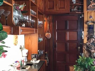 CASA EN MUY BUEN ESTADO SOBRE AVENIDA PRICIPAL.