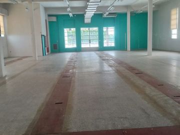 ALQUILER - IMPORTANTE GRUPO DE OFICINAS EN PARQUE INDUSTRIAL - 300 M2 -FLORIDA OESTE