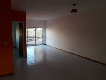 EXCELENTE DEPARTAMENTO DE 2 AMBIENTES EN PLENO CENTRO DE PALOMAR