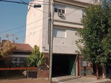 EXCELENTE EDIFICIO CON 2 VIVIENDA EN PLANTA BAJA POSEE AMPLIO LOCAL PARA POSIBLE COCHERA.