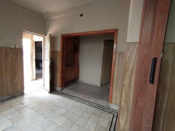 CASA EN LOTE PROPIO DE 3 AMBIENTES CON JARDÍN AL FRENTE, ENTRADA PARA AUTO Y PATIO CON PARRILLA.