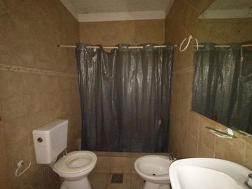CASA EN LOTE PROPIO DE 3 AMBIENTES CON JARDÍN AL FRENTE, ENTRADA PARA AUTO Y PATIO CON PARRILLA.