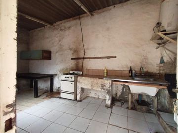 CASA EN LOTE PROPIO DE 3 AMBIENTES CON JARDÍN AL FRENTE, ENTRADA PARA AUTO Y PATIO CON PARRILLA.