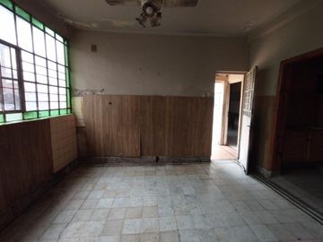CASA EN LOTE PROPIO DE 3 AMBIENTES CON JARDÍN AL FRENTE, ENTRADA PARA AUTO Y PATIO CON PARRILLA.