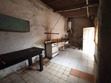 CASA EN LOTE PROPIO DE 3 AMBIENTES CON JARDÍN AL FRENTE, ENTRADA PARA AUTO Y PATIO CON PARRILLA.