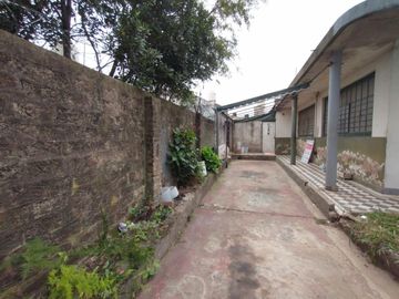 CASA EN LOTE PROPIO DE 3 AMBIENTES CON JARDÍN AL FRENTE, ENTRADA PARA AUTO Y PATIO CON PARRILLA.