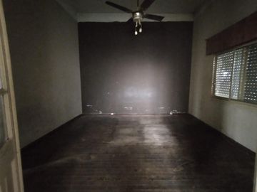 CASA EN LOTE PROPIO DE 3 AMBIENTES CON JARDÍN AL FRENTE, ENTRADA PARA AUTO Y PATIO CON PARRILLA.