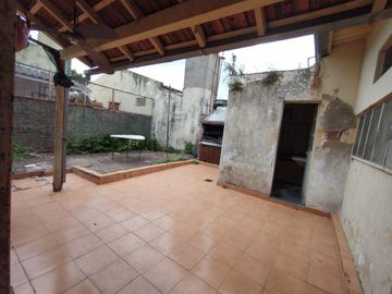 CASA EN LOTE PROPIO DE 3 AMBIENTES CON JARDÍN AL FRENTE, ENTRADA PARA AUTO Y PATIO CON PARRILLA.