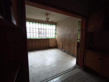 CASA EN LOTE PROPIO DE 3 AMBIENTES CON JARDÍN AL FRENTE, ENTRADA PARA AUTO Y PATIO CON PARRILLA.