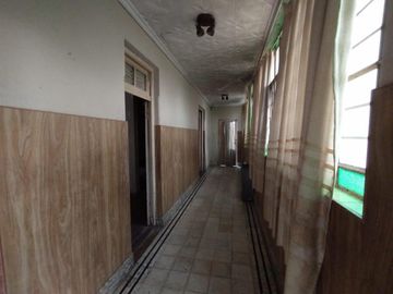 CASA EN LOTE PROPIO DE 3 AMBIENTES CON JARDÍN AL FRENTE, ENTRADA PARA AUTO Y PATIO CON PARRILLA.