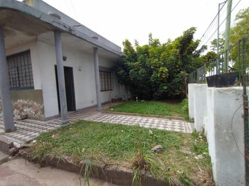 CASA EN LOTE PROPIO DE 3 AMBIENTES CON JARDÍN AL FRENTE, ENTRADA PARA AUTO Y PATIO CON PARRILLA.