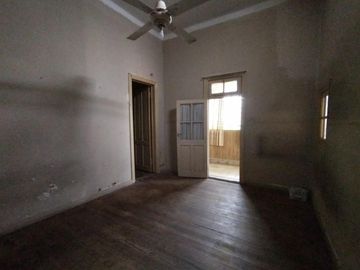 CASA EN LOTE PROPIO DE 3 AMBIENTES CON JARDÍN AL FRENTE, ENTRADA PARA AUTO Y PATIO CON PARRILLA.