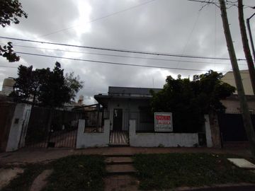 CASA EN LOTE PROPIO DE 3 AMBIENTES CON JARDÍN AL FRENTE, ENTRADA PARA AUTO Y PATIO CON PARRILLA.
