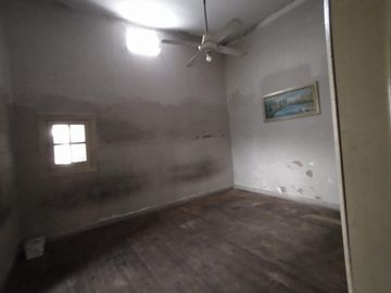 CASA EN LOTE PROPIO DE 3 AMBIENTES CON JARDÍN AL FRENTE, ENTRADA PARA AUTO Y PATIO CON PARRILLA.