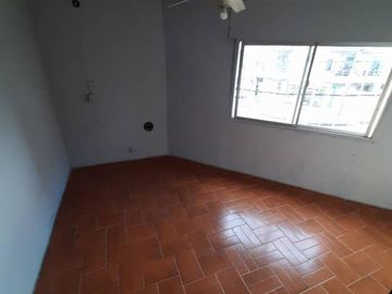 Excelente local comercial + piso de 3 ambientes