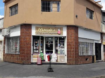 Excelente local comercial + piso de 3 ambientes
