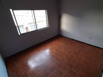 Excelente local comercial + piso de 3 ambientes