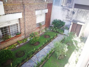 Hermoso y cómodo departamento de tres ambientes con cochera en venta en San Isidro.