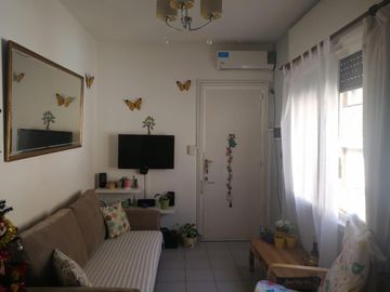 Hermoso y cómodo departamento de tres ambientes con cochera en venta en San Isidro.