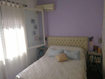 Hermoso y cómodo departamento de tres ambientes con cochera en venta en San Isidro.