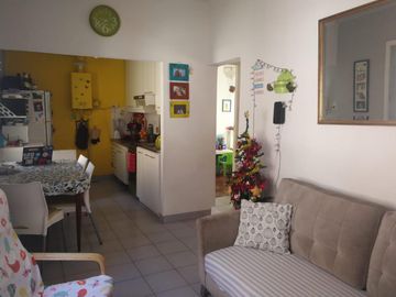 Hermoso y cómodo departamento de tres ambientes con cochera en venta en San Isidro.