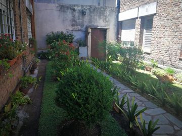 Hermoso y cómodo departamento de tres ambientes con cochera en venta en San Isidro.
