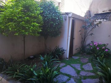 Hermoso y cómodo departamento de tres ambientes con cochera en venta en San Isidro.
