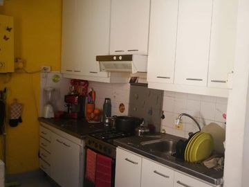 Hermoso y cómodo departamento de tres ambientes con cochera en venta en San Isidro.