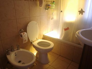 Hermoso y cómodo departamento de tres ambientes con cochera en venta en San Isidro.