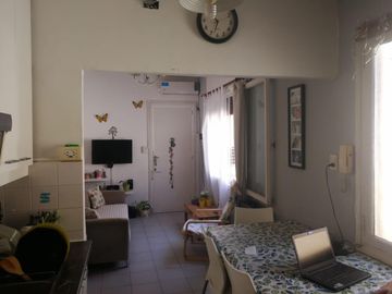 Hermoso y cómodo departamento de tres ambientes con cochera en venta en San Isidro.