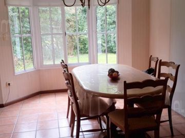 Excelente Chalet de dos plantas en Barrio Privado Echeverria del Lago