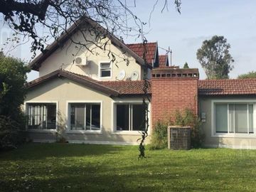 Excelente Chalet de dos plantas en Barrio Privado Echeverria del Lago