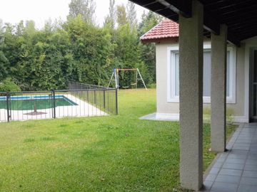 Excelente Chalet de dos plantas en Barrio Privado Echeverria del Lago
