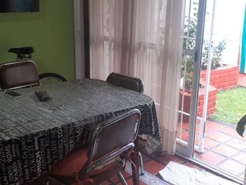 ¡OPORTUNIDAD… EXCELENTE CASA 2 AMB. EN IMPECABLE ESTADO